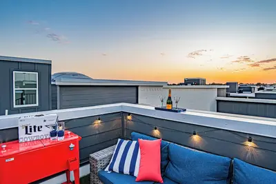 Image de Luxury Home w/ Free Parking | Walk to At&T Stadium