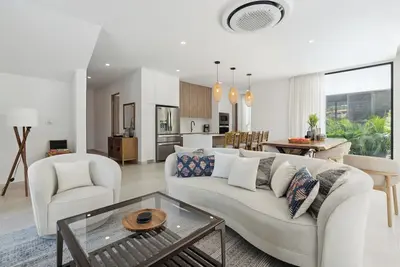 Image de New modern luxury Condo, in a new exclusive community, Private pool, with Beach Club membership, concierge team