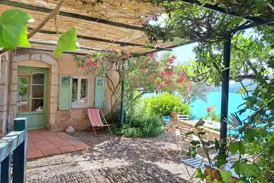 Image de \"Les Terrasses\" : maison de village, 4/6 personnes, terrasses, vues sur le lac.