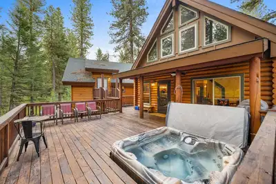 Image de New! Otters Den - Large home w/ hot tub, game room, and forested walking trail