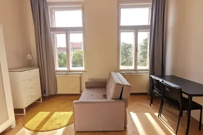 Image de New petite studio in bohemian suburb