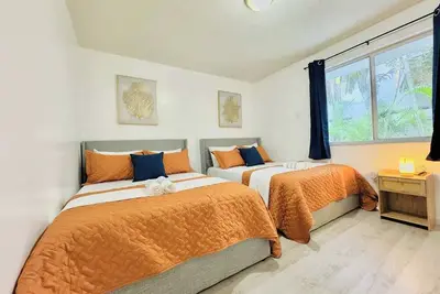 Image de New! Top location, King bed, Free parking