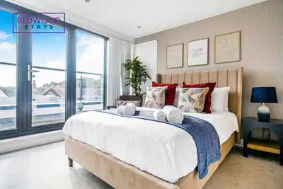 Image de Modern 2br in Surrey | Pet-Friendly, WiFi, Parking