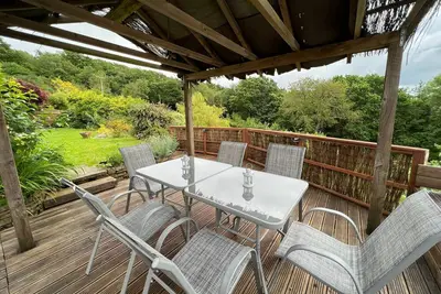 Image de 4 bedroom 3 bathroom spacious cottage nestled in woodland area