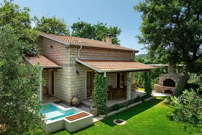 Image de Helena's Garden Retreat: Secluded Villa w/ Garden