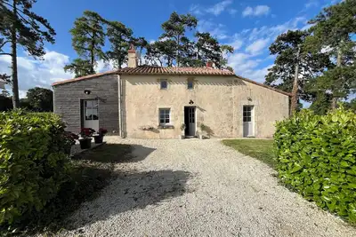 Image de A l'entrée du parc d'un château en Vendée, la maison des pins vous attend!