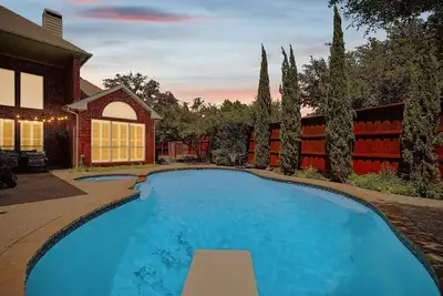 Image de Elegant & Luxurious 4bd Living w Pool, Patio, Bbq