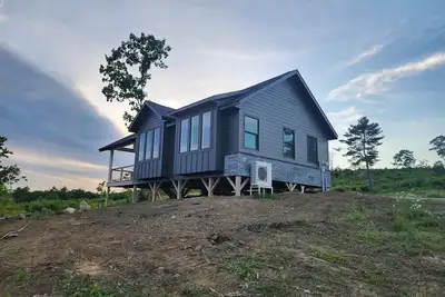 Image de Small cottage house, centered on 100 acres surround by hills, lake, and cattle.