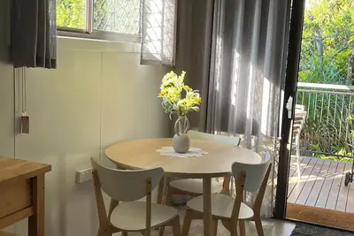 Image de Sunny, modern, and clean guesthouse in Daisy Hill, leafy and convenient location