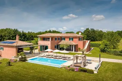 Image de Villa Village - villa luxueuse avec piscine chauffée, terrain de golf, court de tennis privé et grand écran de cinéma