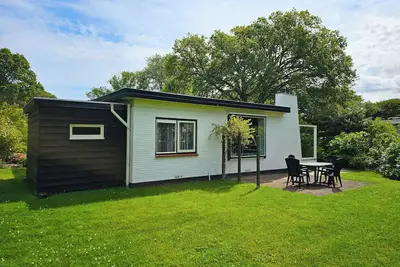 Image de Vacation bungalow with large garden in Oostkapelle for rent close to forest and beach!