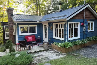 Image de Dragonfly Hideaway- Riverfront cabin in the woods, swimming, hot tub and firepit