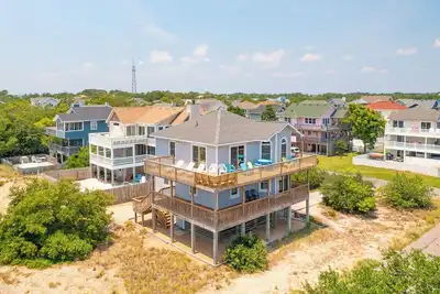 Image de Spacious and comfortable oceanside Corolla home with wraparound decks!