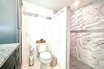 Image de Backyard-1000mbs-Wd-Updated-RainShower-Ac-SmartTV-Workspace-10MinToBeach-Kitchen