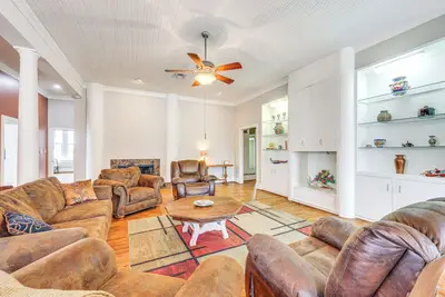 Image de 'The Loft' - Historic Dtwn Hondo Apt w/ Balcony