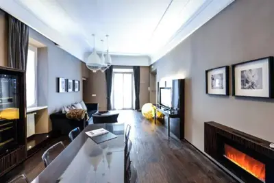 Image de Stylish 4-Bedroom Apartment with Vintage Charm\n