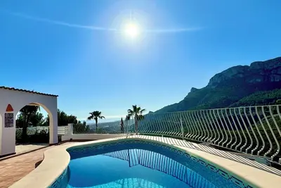 Image de Newly renovated luxury villa with stunning views and private pool