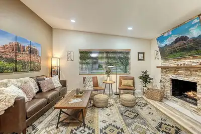 Image de Prime Location/Fireplace/Private Yard