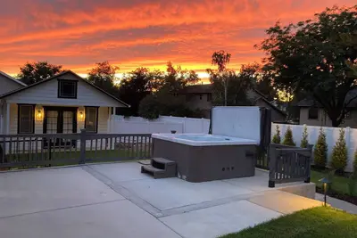 Image de Cozy ski apartment getaway w/hot tub & mountain views - 20 min from ski resorts!