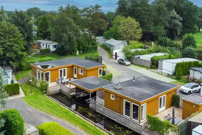 Image de Maison spacieuse sur l'eau avec sloop