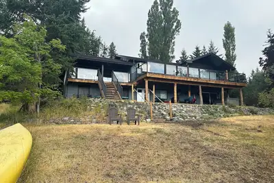 Image de \nHome on the lake\nwith firepits and hot tub
