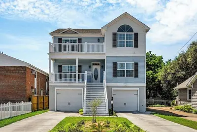 Image de New listing! Sleeps 10, short walk to the beach!