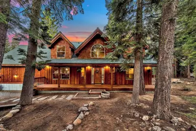 Image de Luxe Modern Farmhouse w/ bunk room and sports lawn