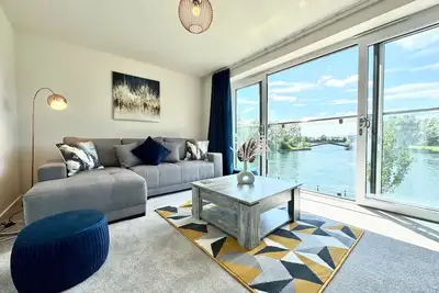 Image de Modern Lake Front Home | Free Parking | Sleeps 8