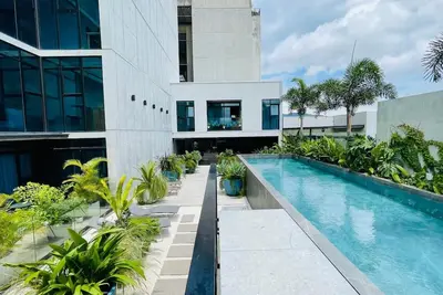 Image de Stunning Cityscape View from a Prime Location: Your Dream Rental Awaits!