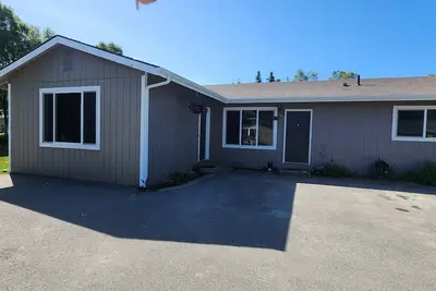 Image de Cozy in Kenai Close to mouth of Kenai River and Beach access.