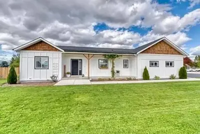 Image de Beautiful home with a hot tub that welcomes pets.