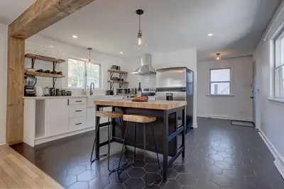 Image de City Escape w deck, Bbq & beautiful back yard