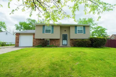 Image de 20 min. to Lucas Oil Stadium! Cozy 4 bdrs residence with 2 full baths & deck\n