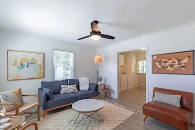 Image de Bungalow on 27th- minutes from campus