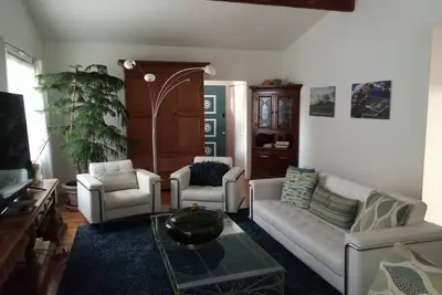 Light, Airy, Wood-floors, 1 mile from Southampton Village, Pet Friendly, sleep 6