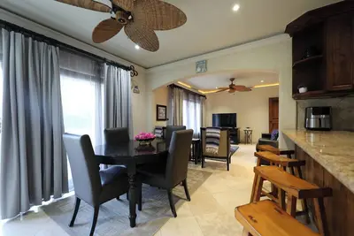 Image de Enjoy Your Vacation In This Beautiful Ground Floor Two Bedroom Condominium!