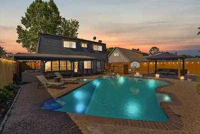 Image de White Maples Poolside Paradise with Heated Pool!