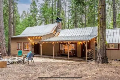 Image de Lazy Bear Cabin! Sleeps 10-12, wheelchair accessible, great Highway 4 location.
