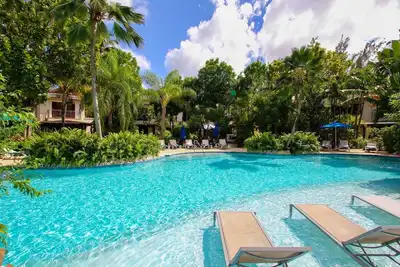 Stunning Private Tropical Retreat with Resort Pool - Claridges 1