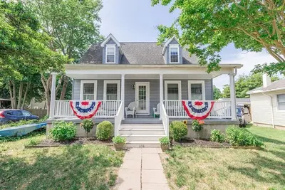 Image de Sunsets by the Bay. Charming Cozy Home.