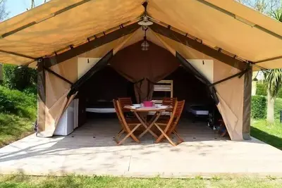 Image de Bungalow toilé Standard 24m² - 2 chambres, sans sanitaires + terrasse couverte 5 personnes