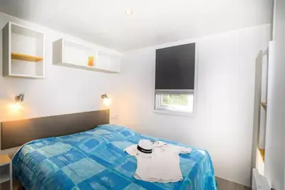Image de Mobil-home Flower Premium 32m² - 3 chambres + lave vaisselle + Tv + terrasse 6 personnes