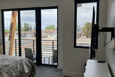 Image de New Town Home-Sleeps 12- Multiple available-#10