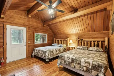 Lost Horse Lodge – Double Queen Cabin #14