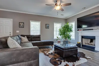 Image de Historic, Rustic two level home- South Atlanta
