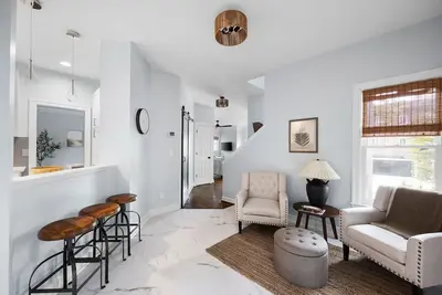 Image de Neighborhood Charm in Buckhead. Near Hospital, Schools, Restaurants, Shops