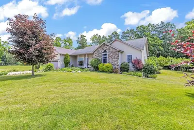 Image de Scenic peaceful rural area and tastefully decorated comfy home. Full kitchen.