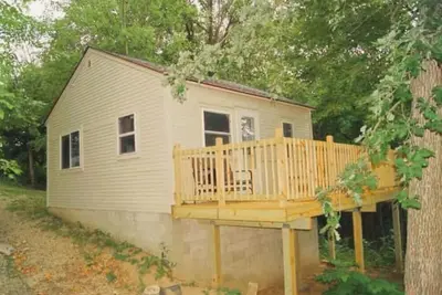 Image de Cozy 3 Bedroom Cabin on Private Lake with paddle boat and canoe. Pet friendly!