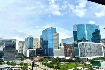 Image de Luxury high-rise living in our 2br/2. 5ba Uptown Dallas Apt Walk to Arena!