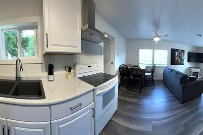 Image de Charming 2-bedroom cottage with WiFi and Ac in brilliant Pelican Lake